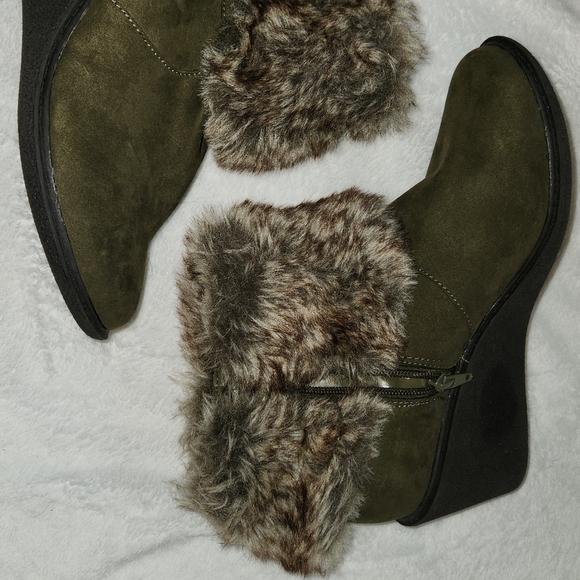 Boots - Picture 3 of 5